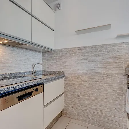 14th Floor Sea View Apartment